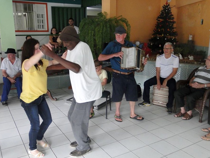 Comunidades de Nova Almeida e Campinho alegram os idosos 006