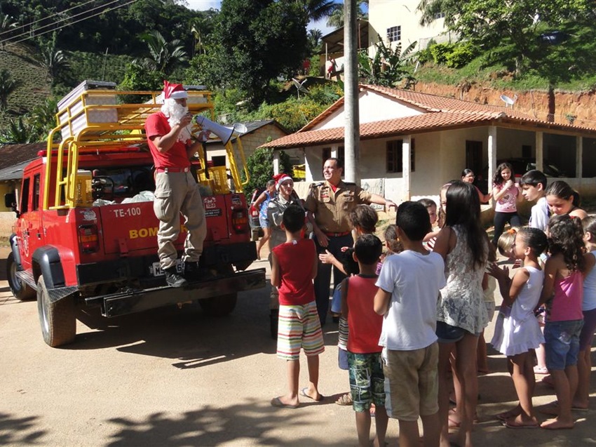 Papai Noel Bombeiro na Vila Schunk em marechal floriano 2