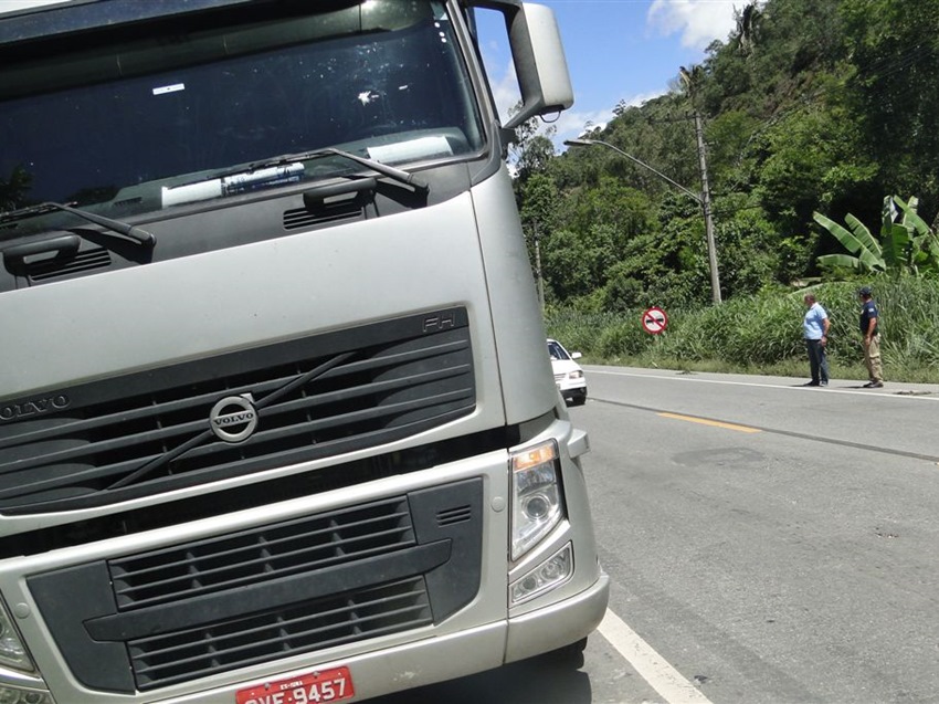carro colide com carreta na br 262 2