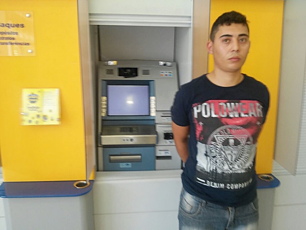 homem preso apos quadrilha roubar banco 3