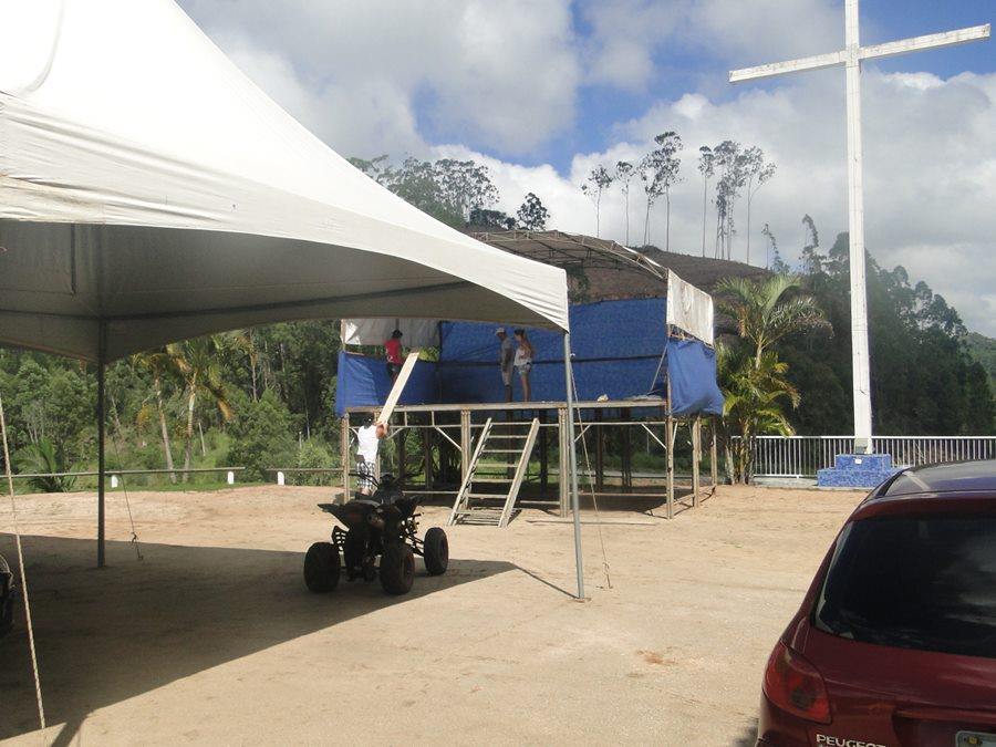 Comidas deliciosas palcos e toldos para apresentacoes na festa no Trevo de Paraju 2