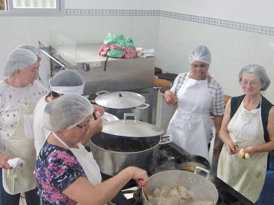 Comidas deliciosas palcos e toldos para apresentacoes na festa no Trevo de Paraju 6