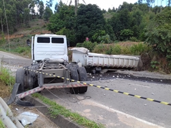 Dois feridos em grave acidente com caminhão na ES 165 em Afonso Cláudio 2
