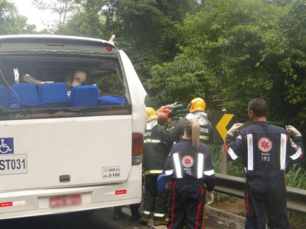 Micro onibus com jogadores de futebol e carreta se acidentam na BR262 4