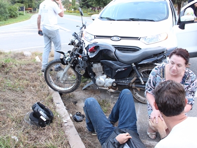 Colisão entre carro e moto deixa motociclista ferido em Pedra Azul 3