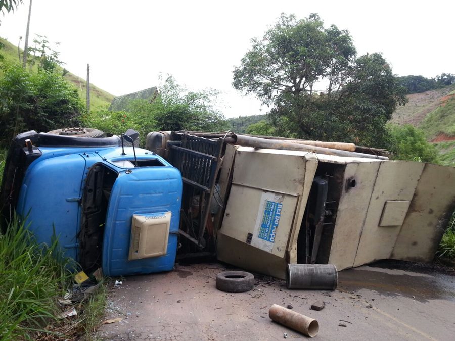Homem morre após cair com caminhão em ribanceira na divisa entre Domingos Martins e Viana interna