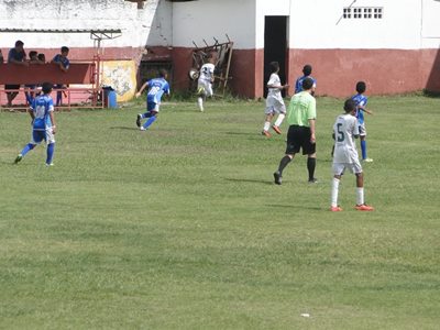 Meninos de cinco municipios do Estado disputam competicao de futebol 2