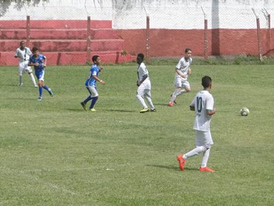 Meninos de cinco municipios do Estado disputam competicao de futebol 3