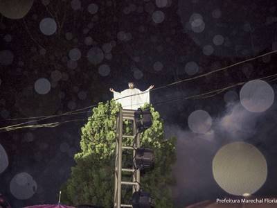 Centenas de pessoas assistem a Paixao de Cristo em Marechal Floriano 5