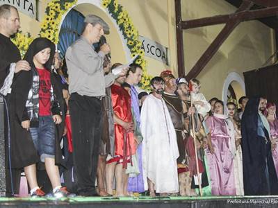 Centenas de pessoas assistem a Paixao de Cristo em Marechal Floriano 6