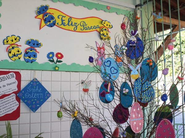 alunos confeccionam arvore de pascoa alema em marechal floriano 3