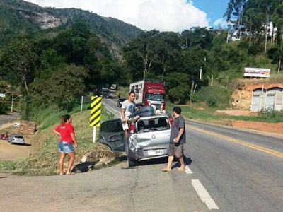 Motociclista morre e carona fica gravemente ferida em Venda Nova do Imigrante 2