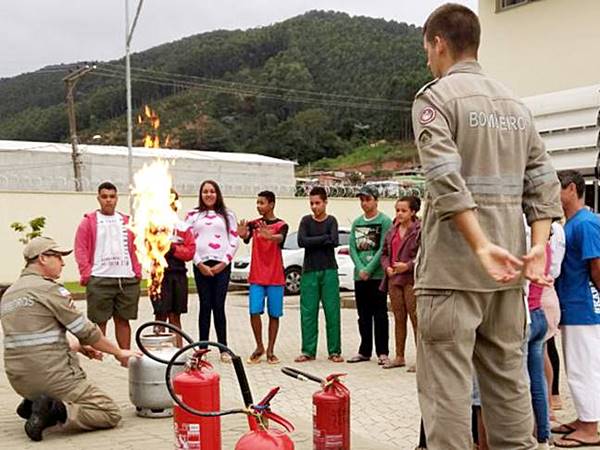 Adolescentes aprendem a atuar em casos de principio de incendio em Venda Nova do Imigrante 2