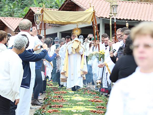 Tapetes com flores para comemorar Corpus Christi nas montanhas