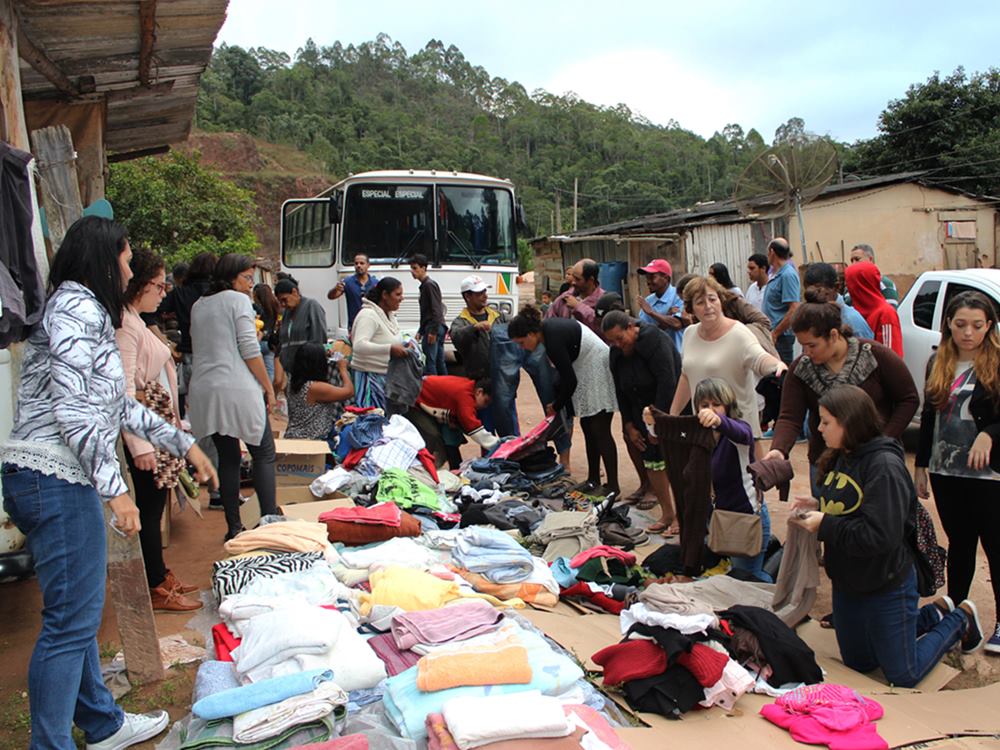 Igreja de Vitoria doa roupas de frio para familias em Marechal Floriano 3