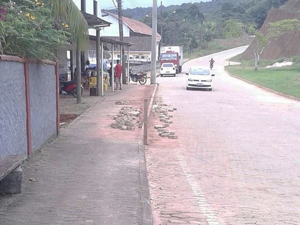 Moradores de Alfredo Chaves reclamam que obra esta tomando espaco de rodovia 2
