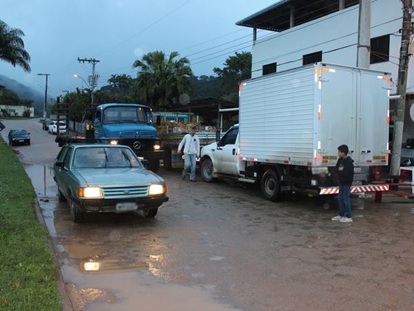 Moradores de Alfredo Chaves reclamam que obra esta tomando espaco de rodovia 3