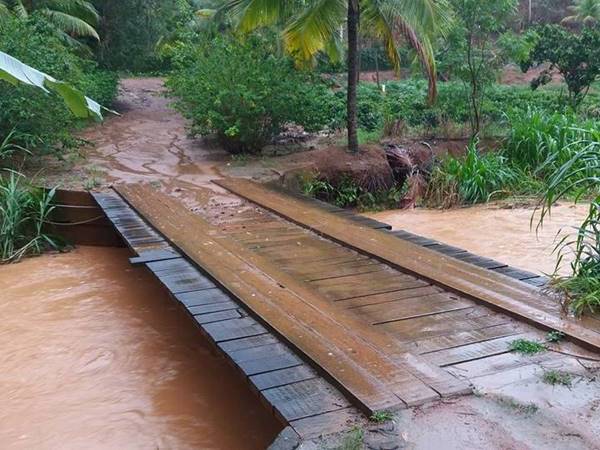 Chuva eleva o nivel do rio e alaga ruas em Santo Antonio do Canaa