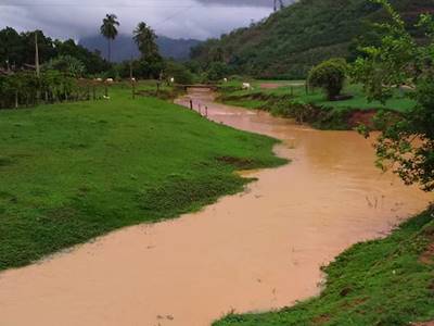 Chuva eleva o nivel do rio e alaga ruas em Santo Antonio do Canaa 03