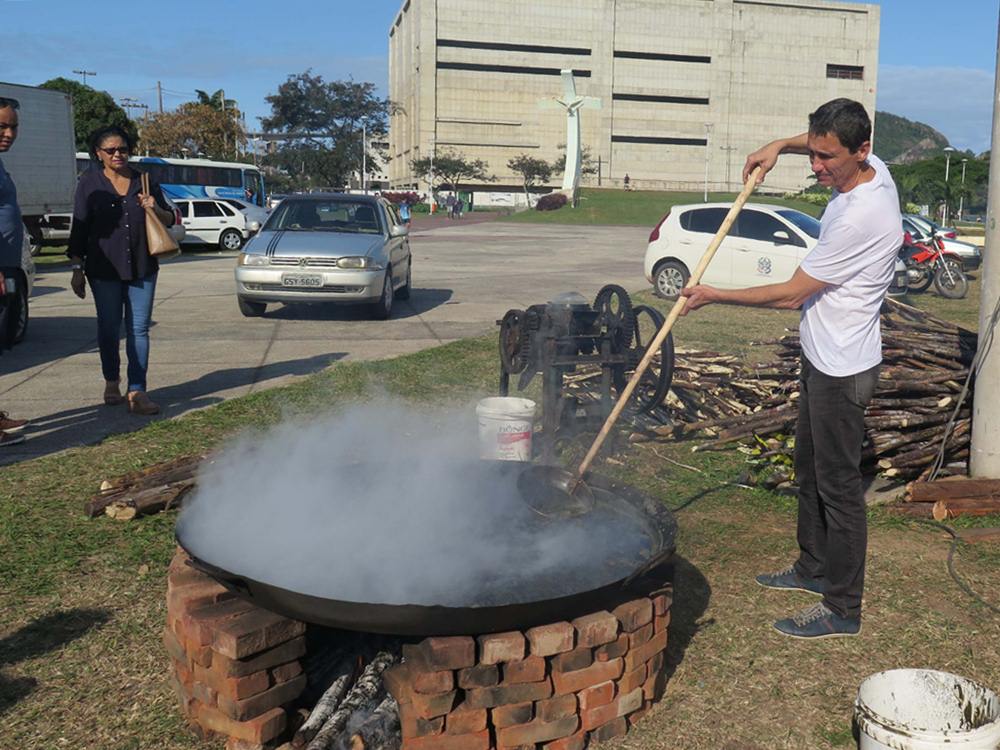 Engenho produz acucar mascavo ao vivo na Sabores da Terra