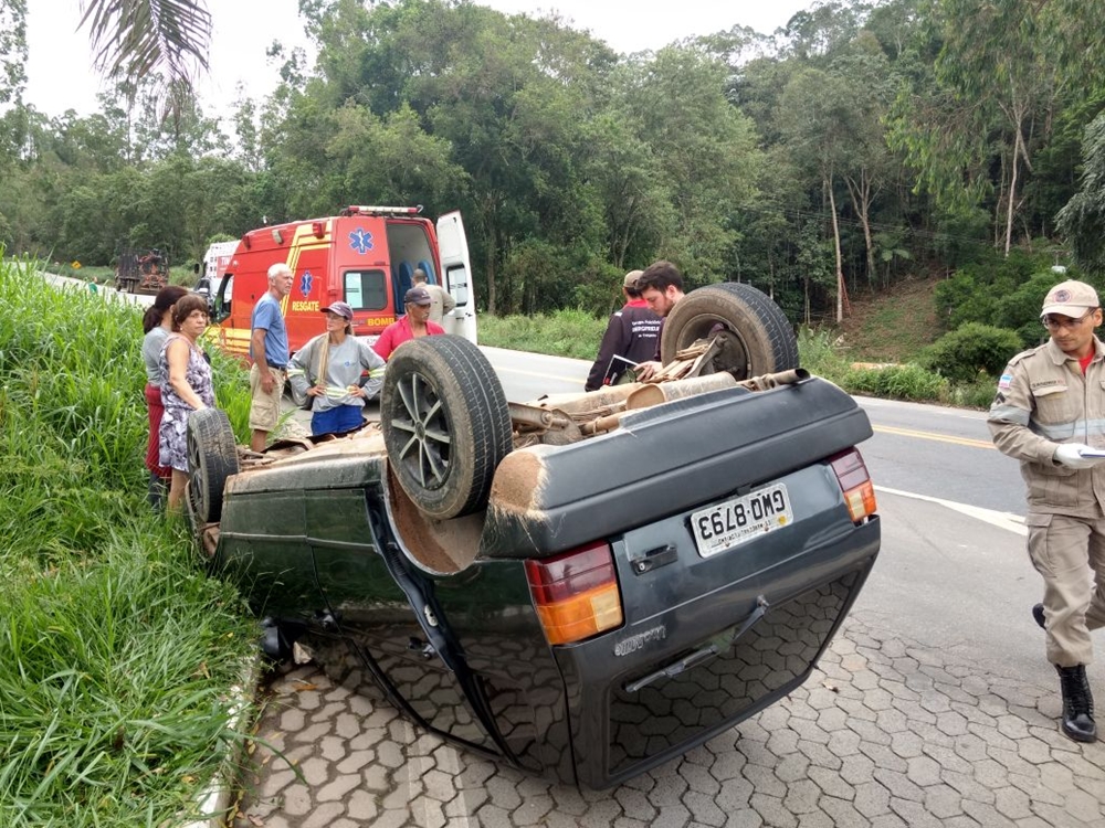 Motorista capota com carro na BR 262 em Marechal Floriano