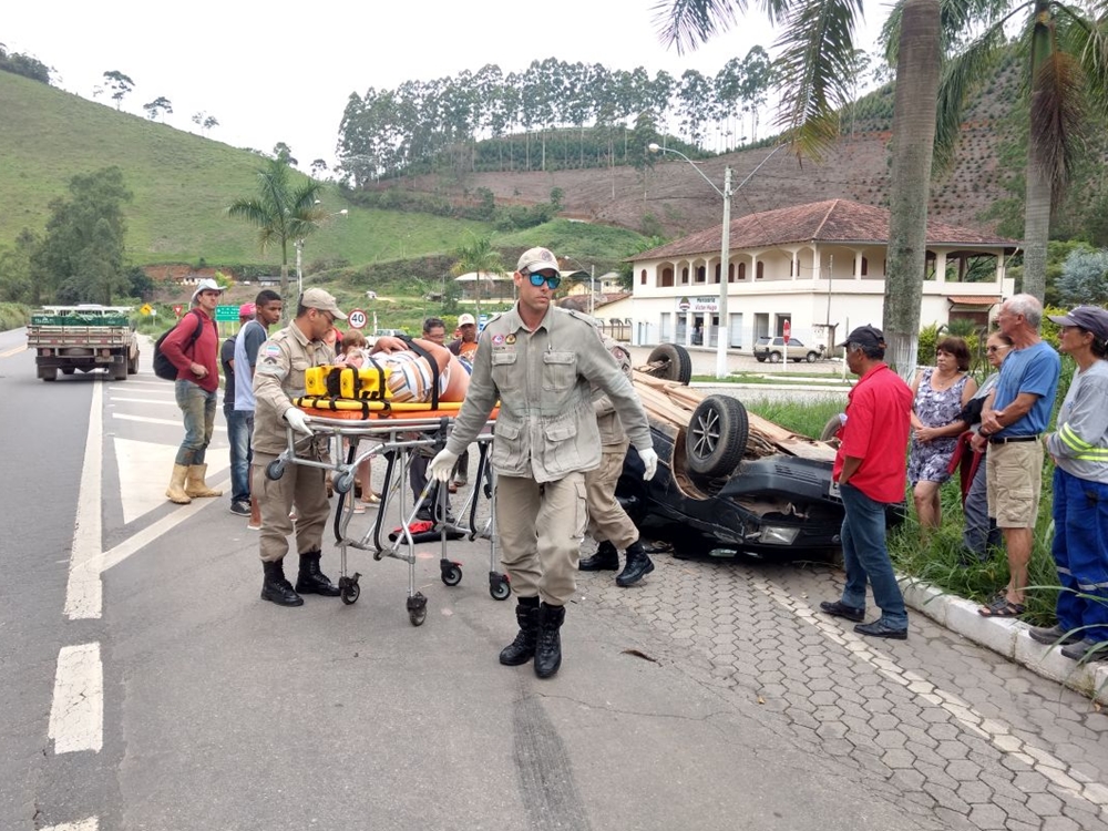 Motorista capota com carro na BR 262 em Marechal Floriano 02