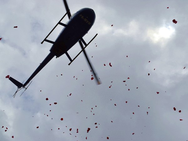 Petalas de rosas sao lancadas de helicoptero durante sepultamento de Rosita Schorling 02