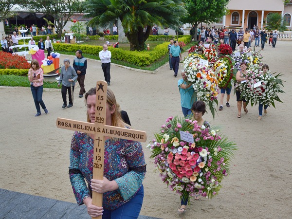 Petalas de rosas sao lancadas de helicoptero durante sepultamento de Rosita Schorling 03