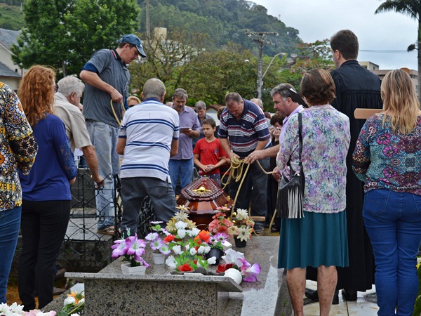 Petalas de rosas sao lancadas de helicoptero durante sepultamento de Rosita Schorling 04
