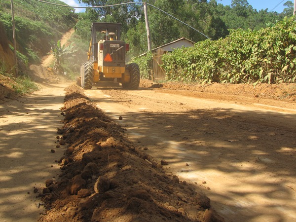 Prefeitura garante a manutencao de estradas em Santa Maria de Jetiba 2