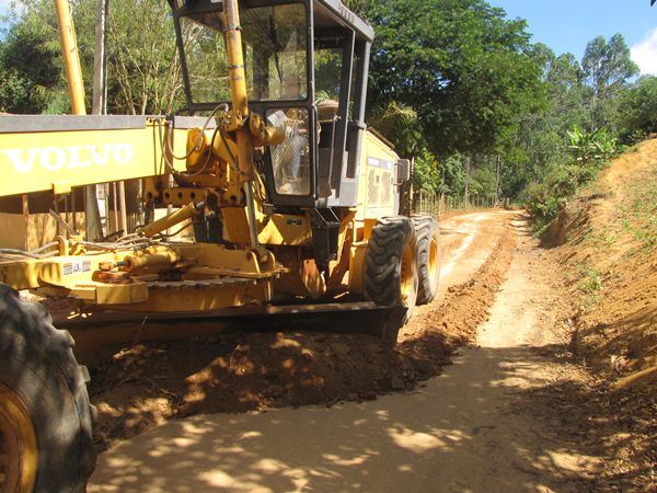 Prefeitura garante a manutencao de estradas em Santa Maria de Jetiba 3