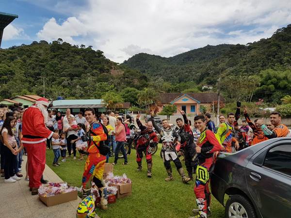 Projeto Papai Noel Trilheiro entrega cestas bsicas e doces em Marechal Floriano e Alfredo Chaves