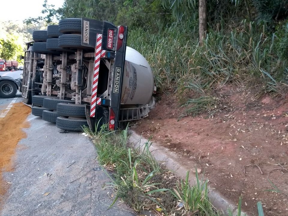 Acidente envolvendo carreta parou a BR262 na manha desta quarta feira 24 2