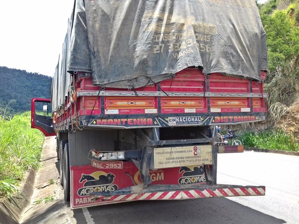 Colisao entre moto e caminhao deixa um morto na ES 165 em Afonso Claudio 2