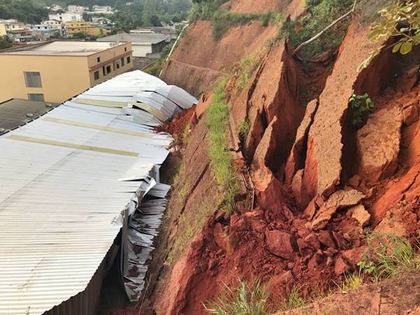 Deslizamento de terra destroi parte de loja em Afonso Claudio