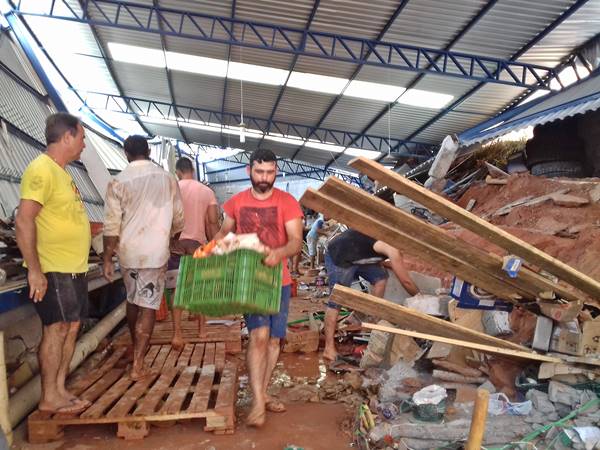 Deslizamento de terra destroi parte de loja em Afonso Claudio 2