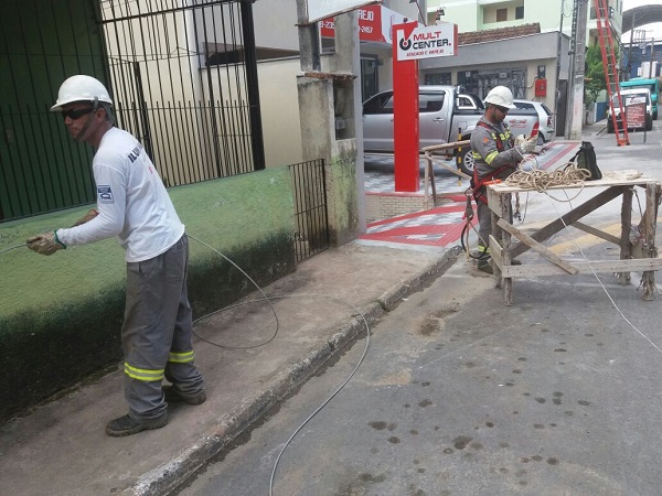 Fiacao de energia eletrica rompe e deixa rua sem luz em Marechal 2