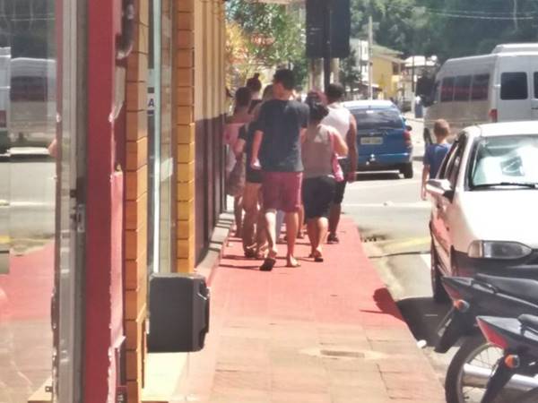 Filas nas lojas e supermercados de Marechal Floriano 2