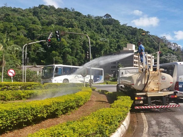 Gramado aparado a margem da BR 262 e arvores recebem irrigacao 2