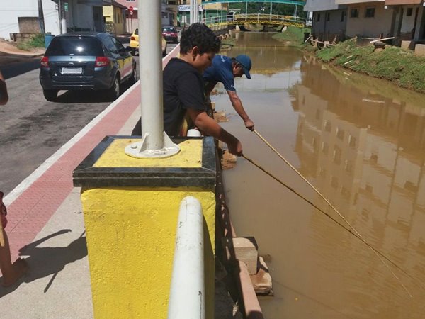 Moradores aproveitam o bom nivel do Braco Sul para a pesca 2