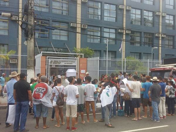 Moradores de Afonso Claudio realizam manifestacao nesta terca feira 30 contra o fechamento das escolas 2