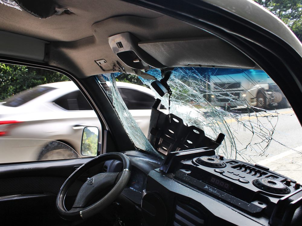 Peca de carroceria de carreta atinge carro e motorista sai ileso 2