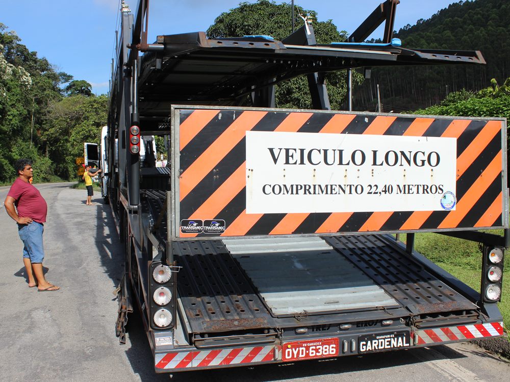 Peca de carroceria de carreta atinge carro e motorista sai ileso 3