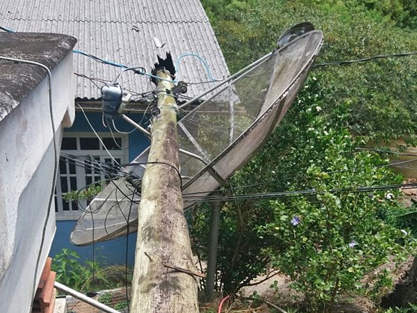 Poste de madeira de energia eletrica desaba sobre casa em Marechal Floriano