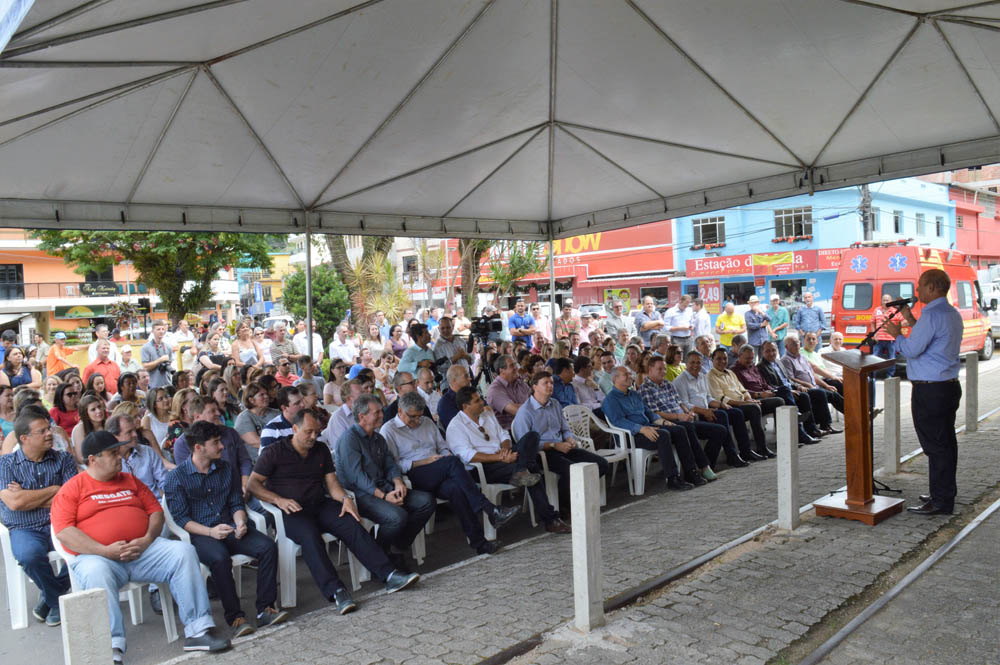 Publico na praca central de Marechal Floriano