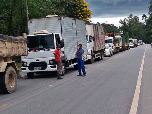 Acidente envolvendo tres carros na BR 262 parou o transito e deixou pessoas com ferimentos graves