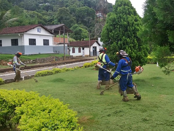 Bracais realizam corte de gramado em Marechal Floriano