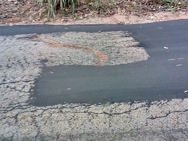 Buracos em estrada na localidade de Soido de Baixo sao alvo de reclamacoes 2