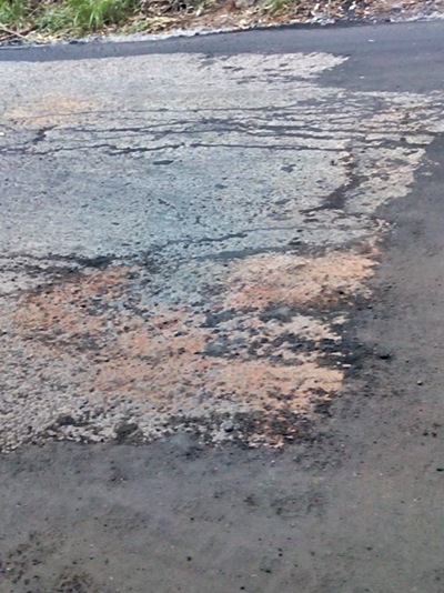 Buracos em estrada na localidade de Soido de Baixo sao alvo de reclamacoes 3