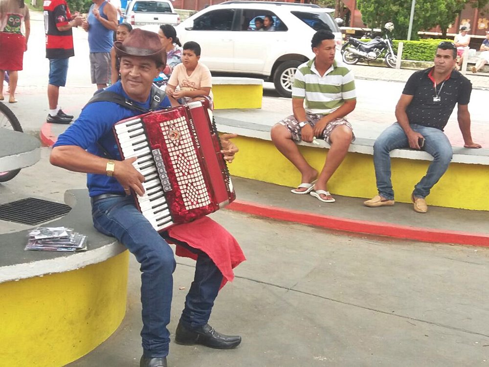 Cantor sertanejo faz show na pracinha de Marechal Floriano 2